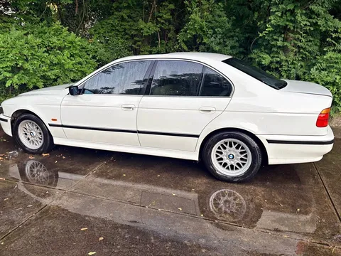 2000 BMW 528i Sedan