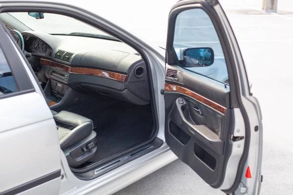 2000 BMW E39 540i - Image 9 of 11