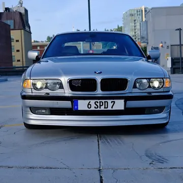 2000 BMW 740i
