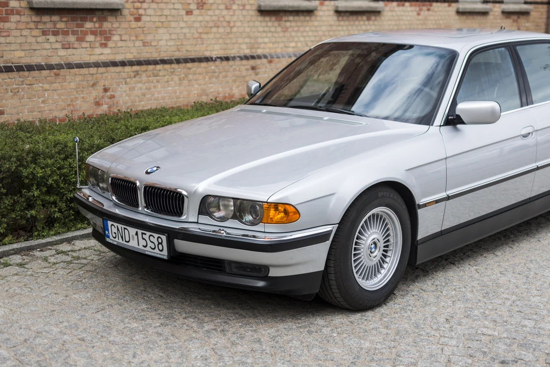 2000 BMW E38 750i & 750iL Sedan - Image 10 of 31