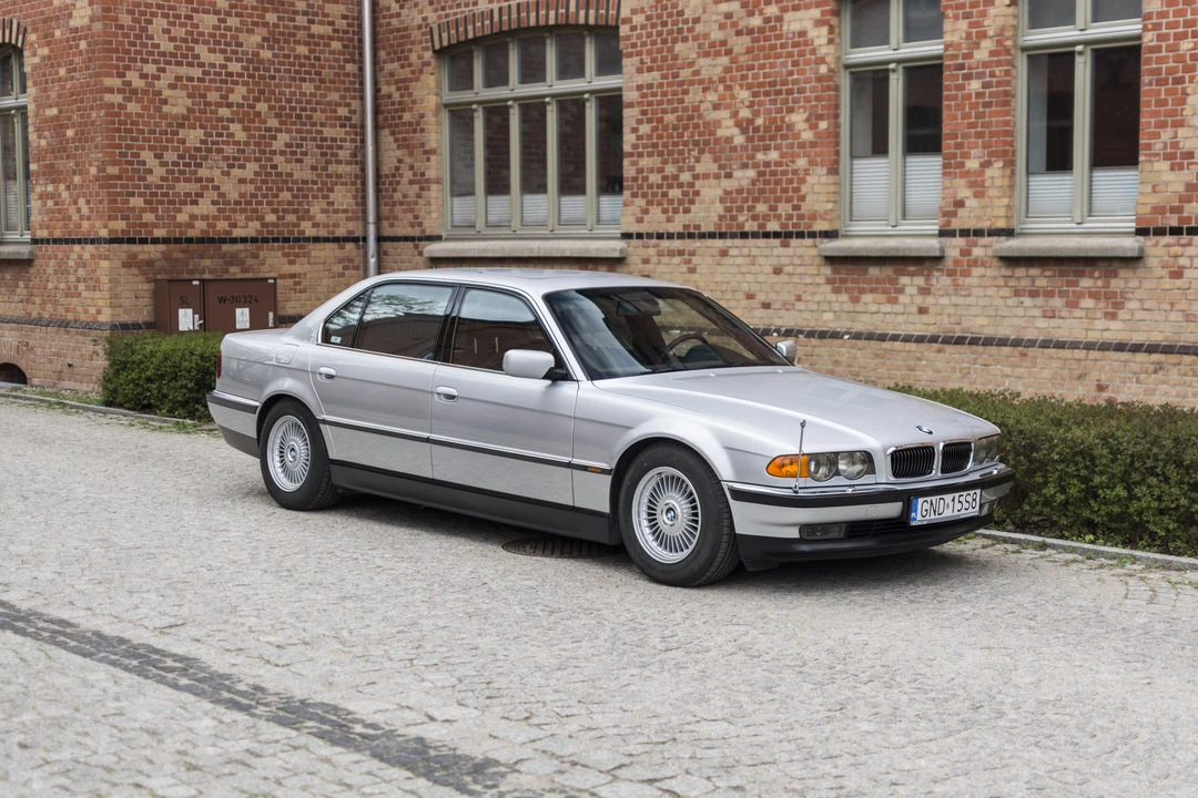 2000 BMW E38 750i & 750iL Sedan - Image 9 of 31