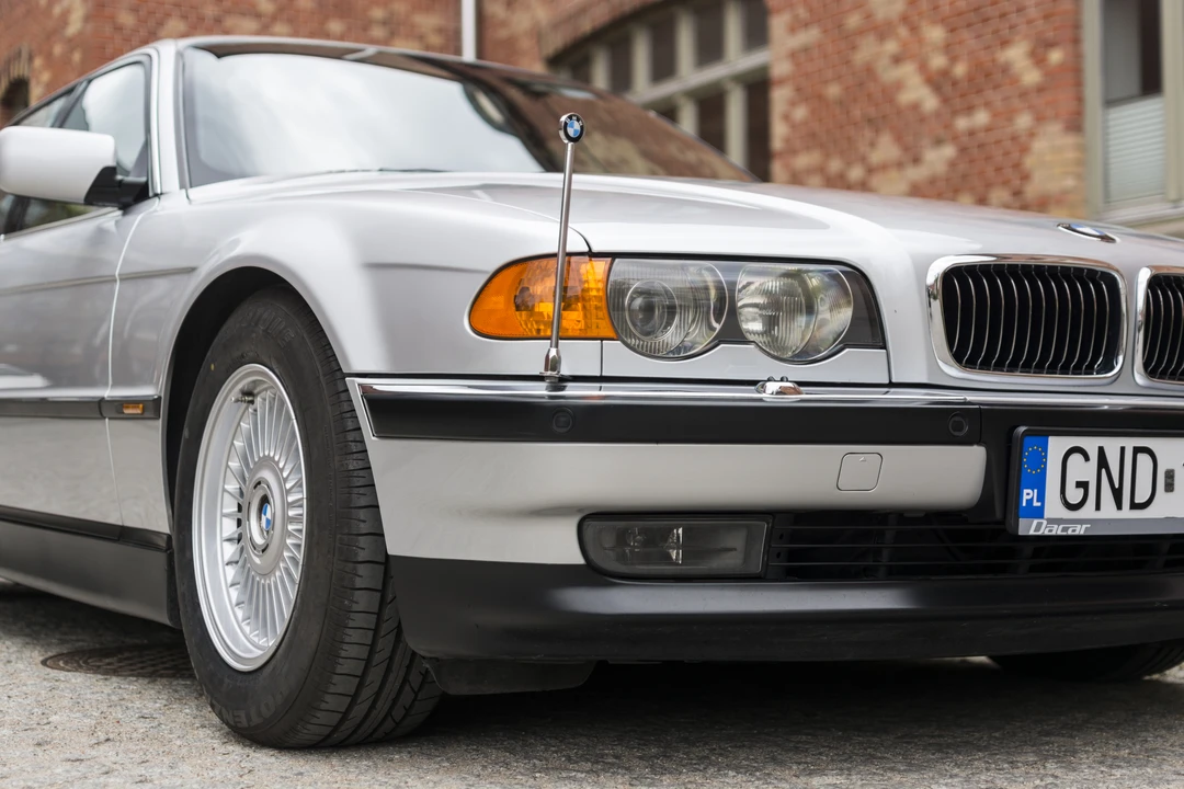 2000 BMW E38 750i & 750iL Sedan - Image 18 of 31