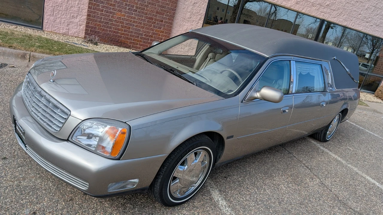 2000 Cadillac DeVille 7th Gen - Image 2 of 19