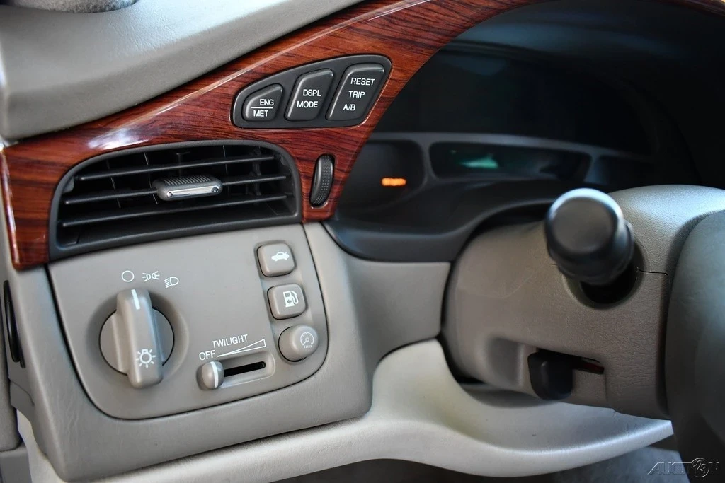 2000 Cadillac DeVille 8th Gen - Image 16 of 21