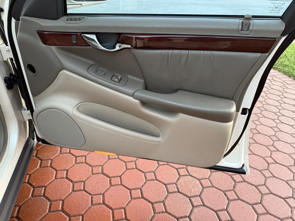 2000 Cadillac DeVille 8th Gen - Image 14 of 21