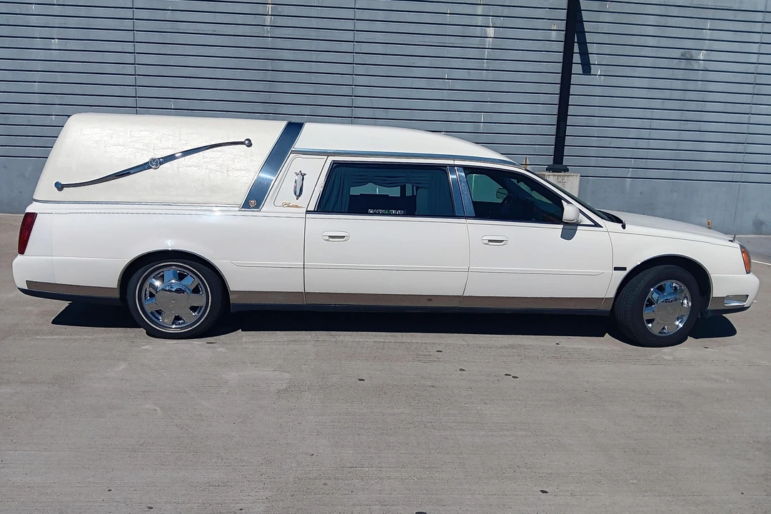 2000 Cadillac DeVille 8th Gen - Image 3 of 31