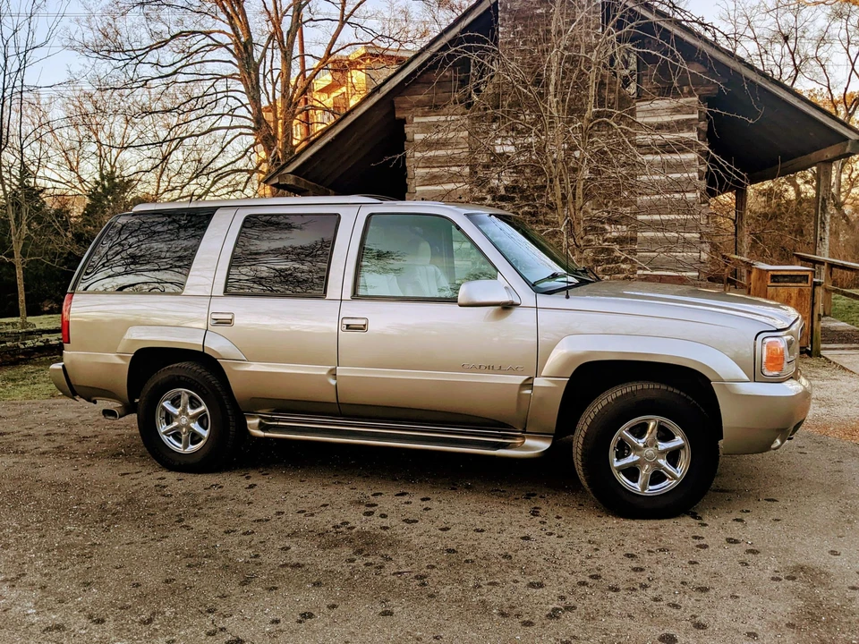 2000 Cadillac Escalade 1st Gen - Image 10 of 31