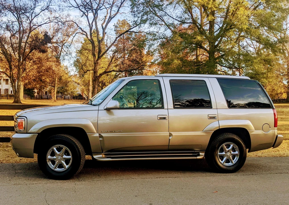 2000 Cadillac Escalade 1st Gen - Image 2 of 31