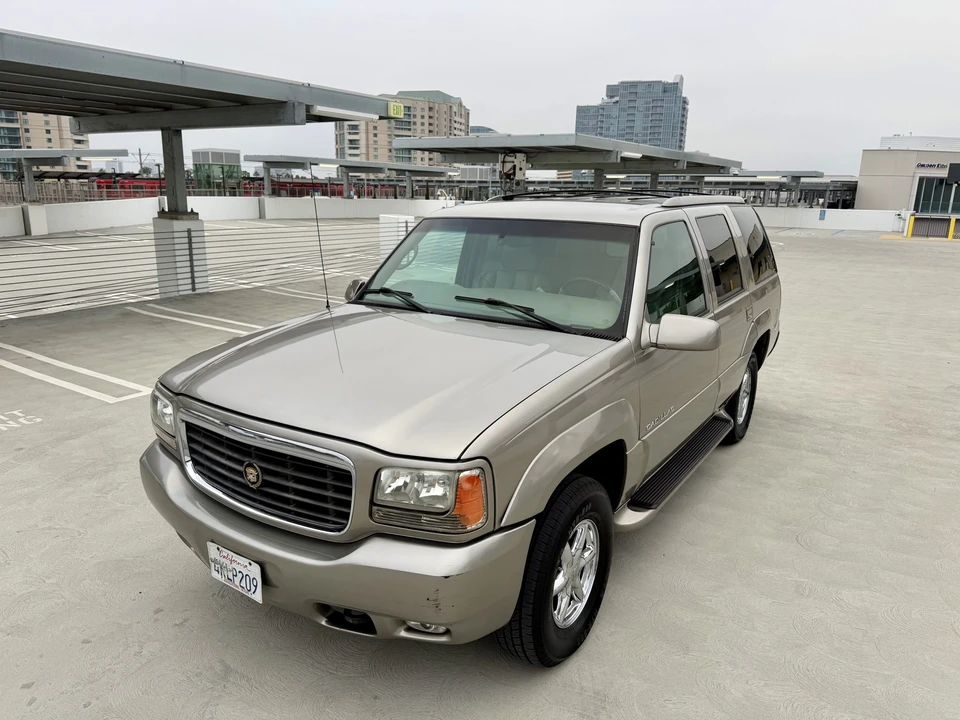 2000 Cadillac Escalade 1st Gen - Image 2 of 31