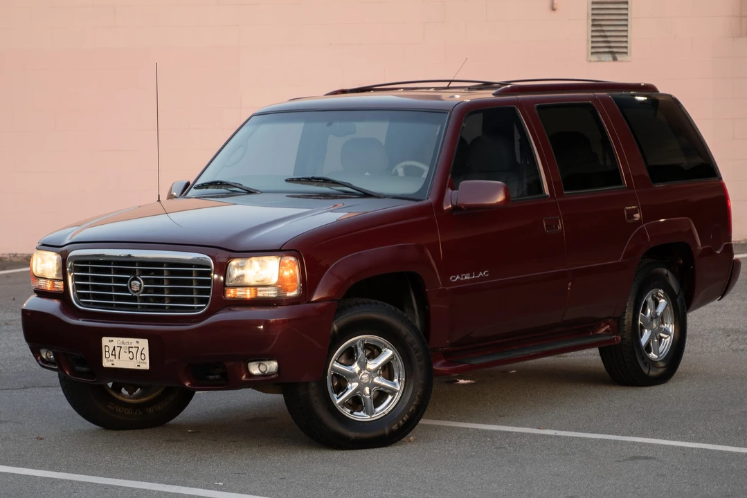 2000 Cadillac Escalade 1st Gen - Image 2 of 31