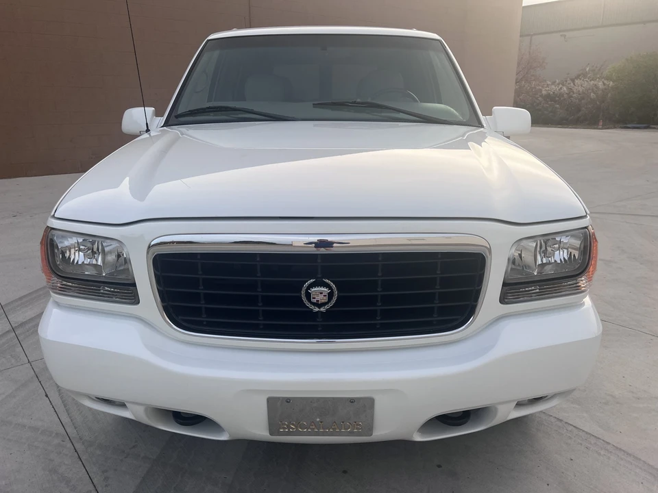 2000 Cadillac Escalade 1st Gen - Image 2 of 31