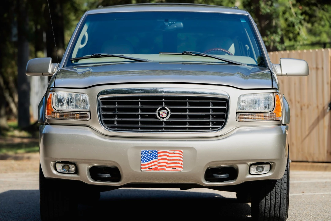 2000 Cadillac Escalade 1st Gen - Image 2 of 31