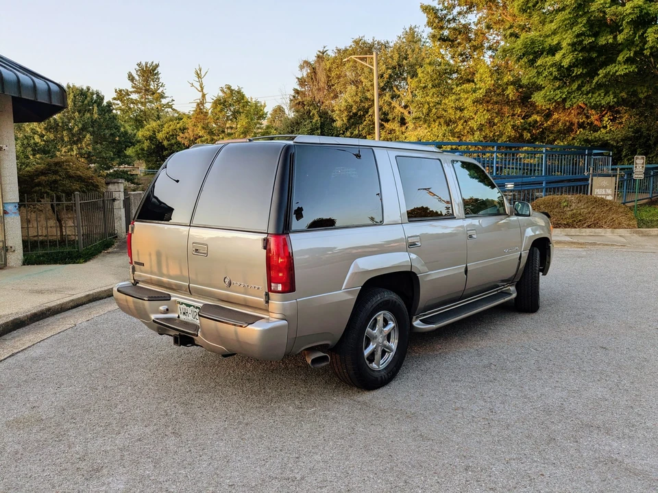 2000 Cadillac Escalade 1st Gen - Image 12 of 31