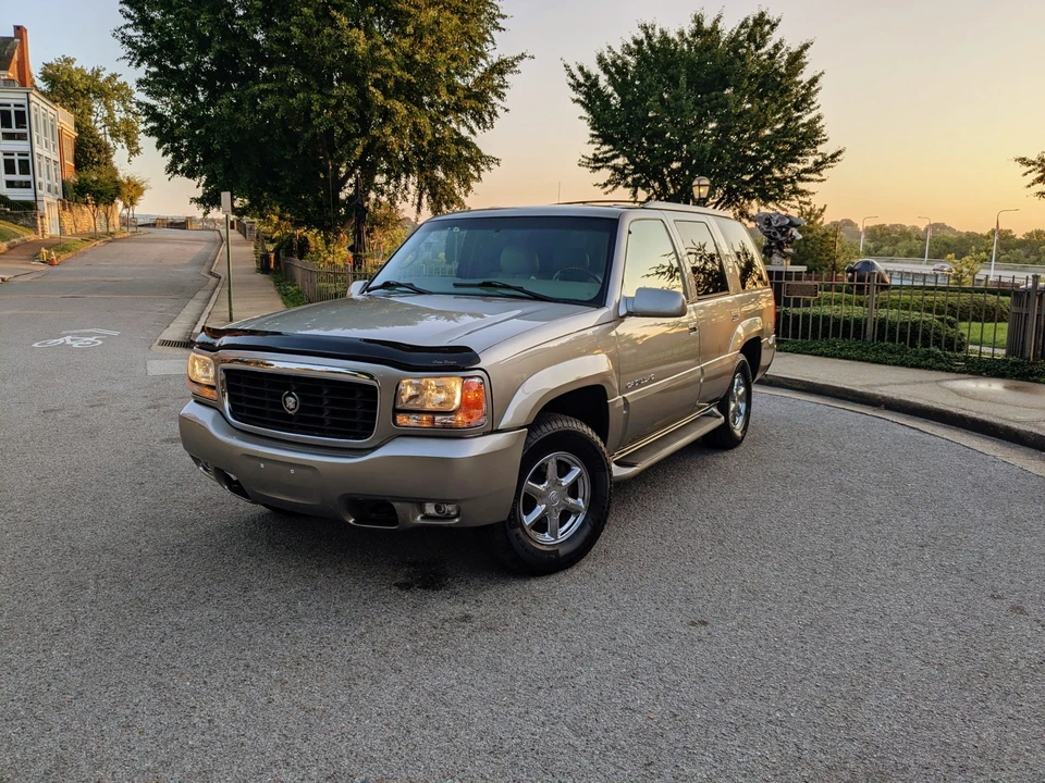 2000 Cadillac Escalade 1st Gen - Image 2 of 31