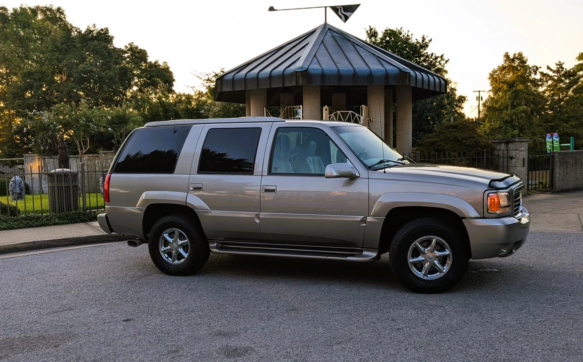 2000 Cadillac Escalade 1st Gen - Image 19 of 31