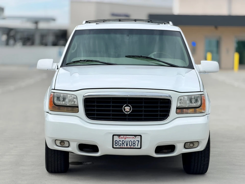 2000 Cadillac Escalade 1st Gen - Image 2 of 31