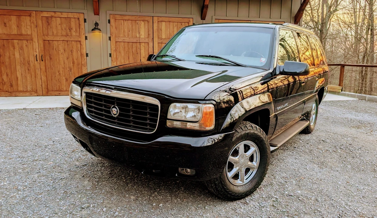 2000 Cadillac Escalade 1st Gen - Image 2 of 31