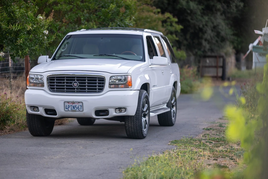 2000 Cadillac Escalade 1st Gen - Image 2 of 31