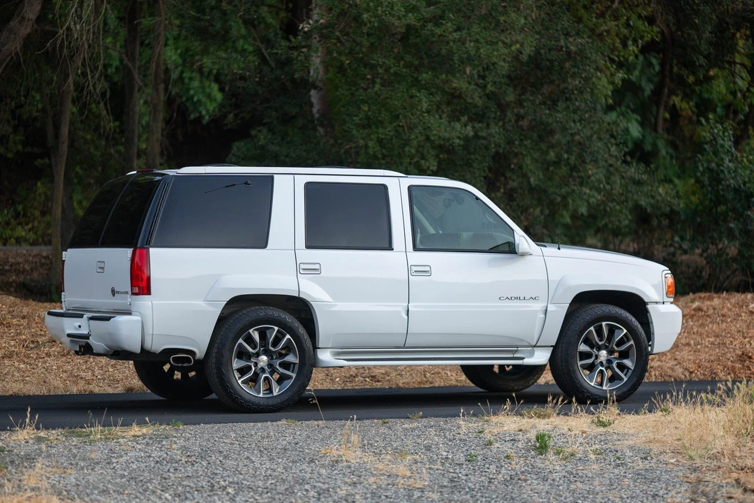2000 Cadillac Escalade 1st Gen - Image 14 of 31