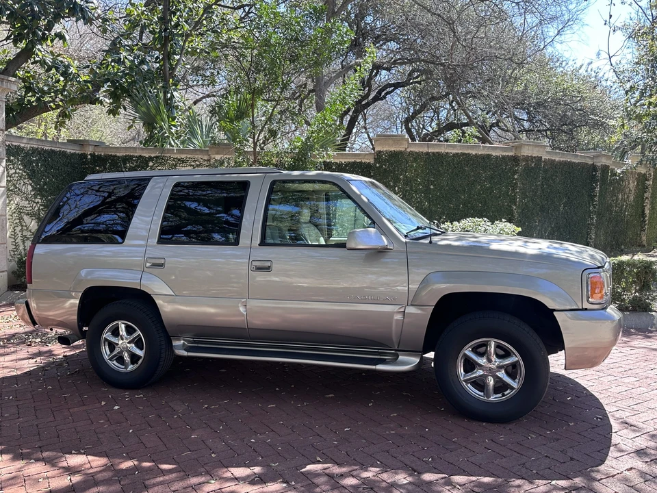 2000 Cadillac Escalade 1st Gen - Image 12 of 31