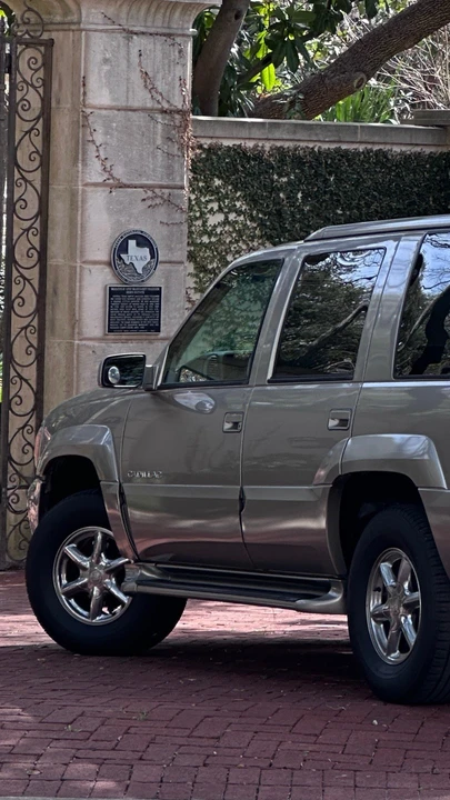 2000 Cadillac Escalade 1st Gen - Image 11 of 21