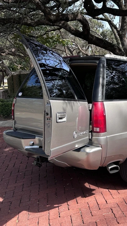 2000 Cadillac Escalade 1st Gen - Image 10 of 21