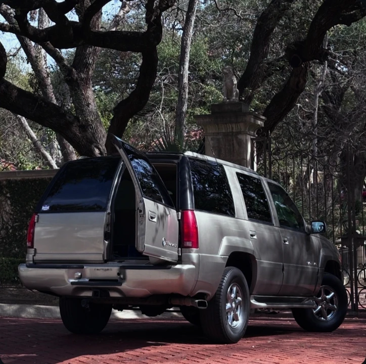 2000 Cadillac Escalade 1st Gen - Image 2 of 21