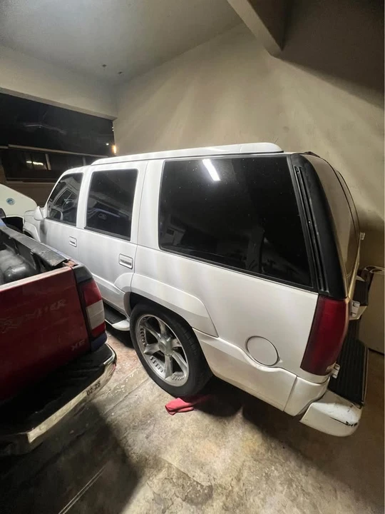 2000 Cadillac Escalade 1st Gen - Image 2 of 3