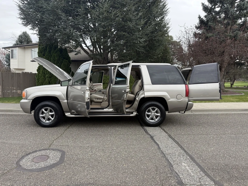 2000 Cadillac Escalade 1st Gen - Image 11 of 21