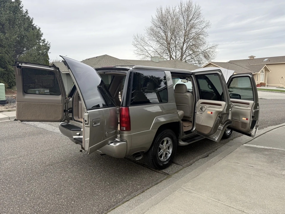 2000 Cadillac Escalade 1st Gen - Image 14 of 21