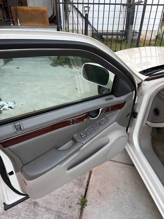 2000 Cadillac DTS - Image 15 of 18