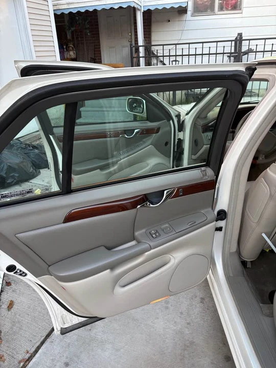 2000 Cadillac DTS - Image 16 of 18