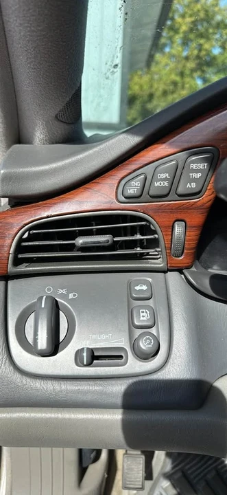 2000 Cadillac DTS - Image 9 of 12