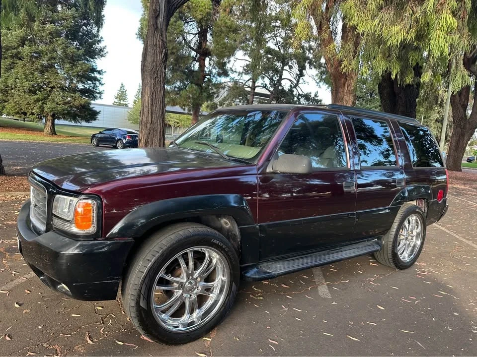2000 Cadillac Escalade 1st Gen - Image 2 of 17