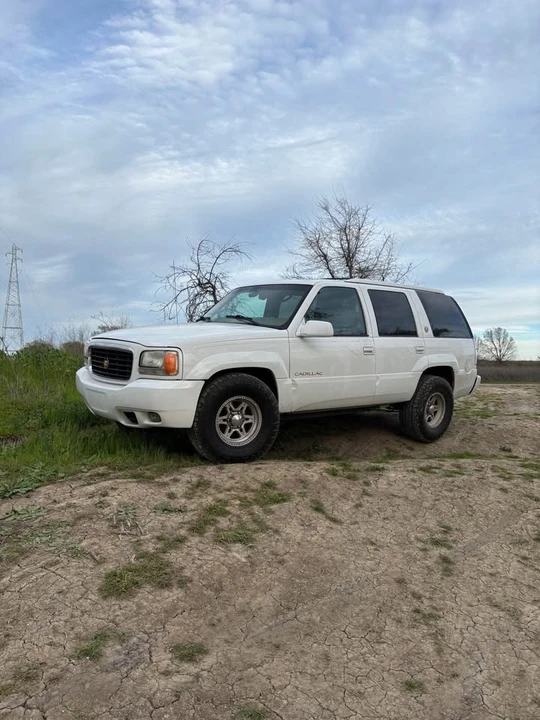 2000 Cadillac Escalade 1st Gen - Image 3 of 4