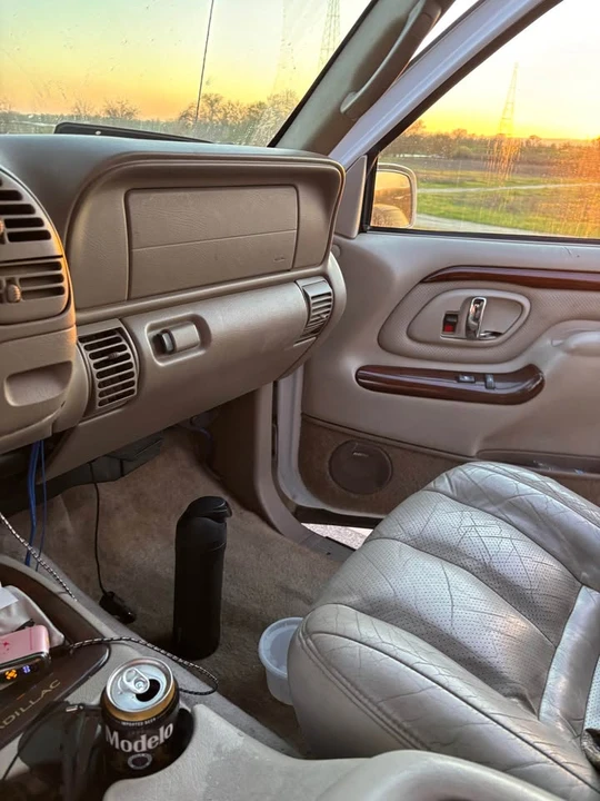 2000 Cadillac Escalade 1st Gen - Image 2 of 4