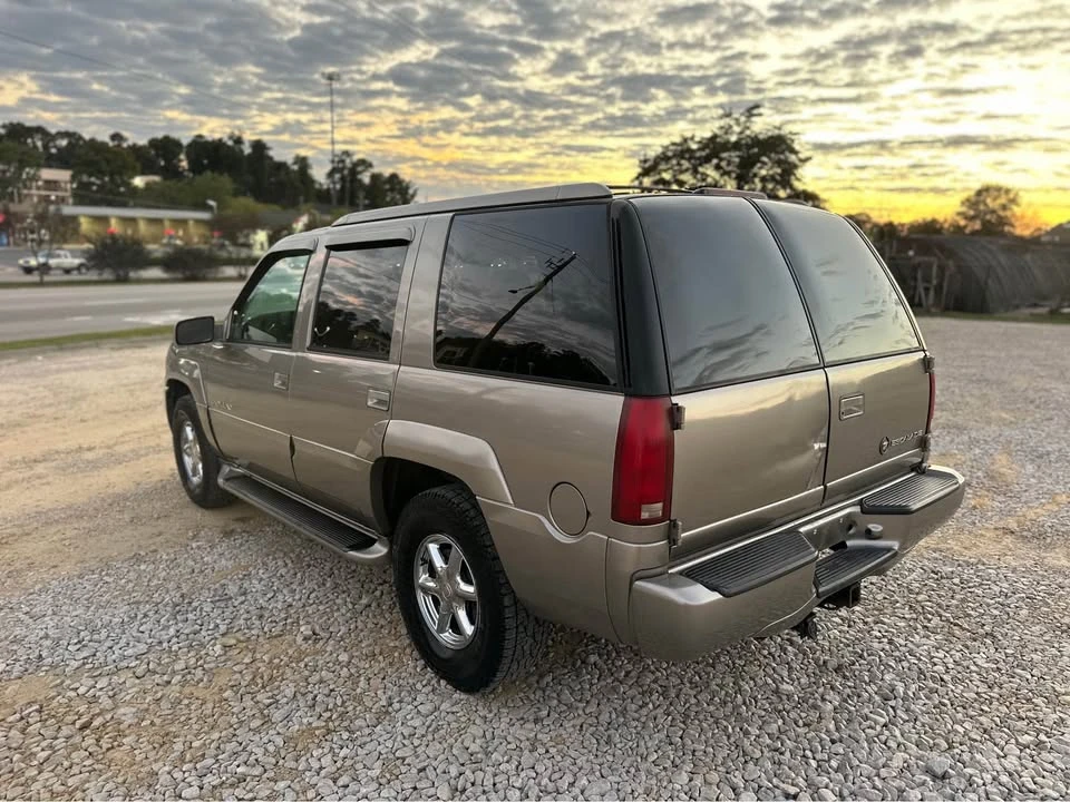 2000 Cadillac Escalade 1st Gen - Image 17 of 18