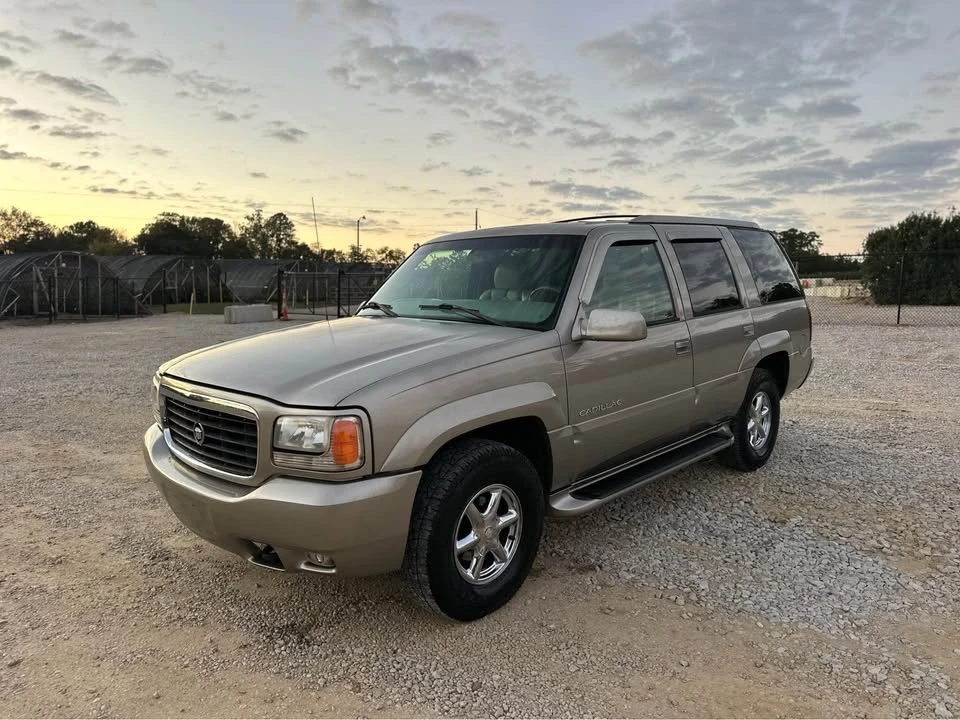2000 Cadillac Escalade 1st Gen - Image 2 of 18