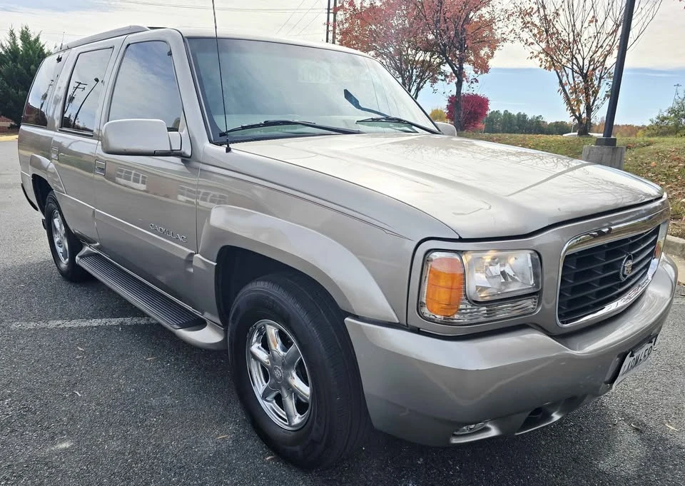 2000 Cadillac Escalade 1st Gen - Image 2 of 12