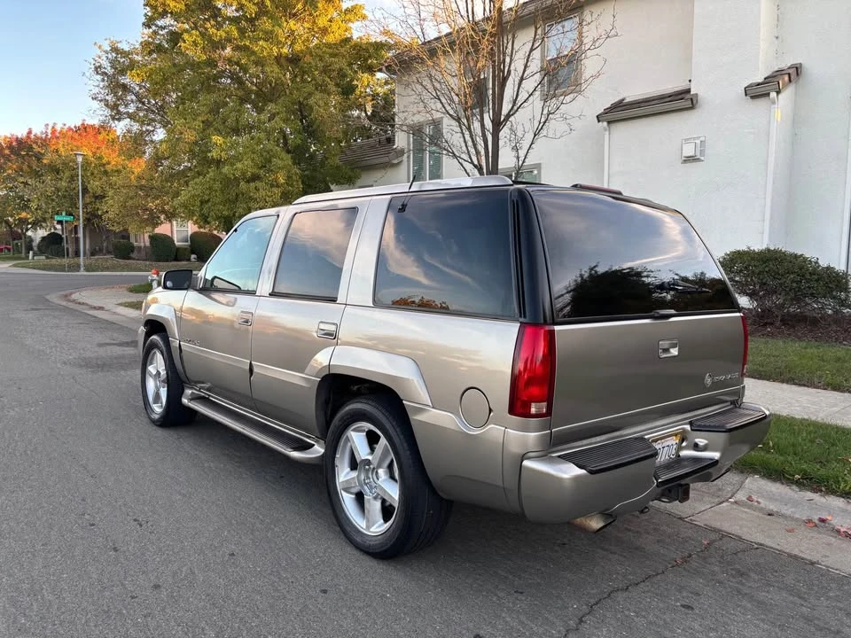 2000 Cadillac Escalade 1st Gen - Image 2 of 7
