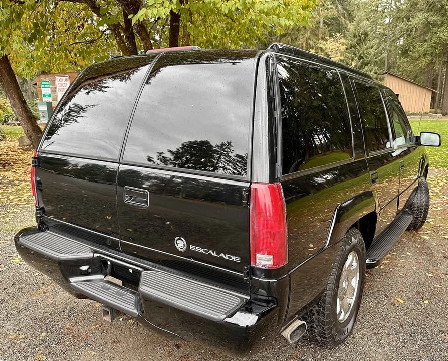 2000 Cadillac Escalade 1st Gen - Image 2 of 9