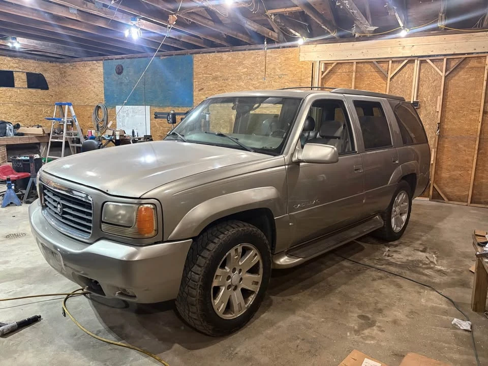 2000 Cadillac Escalade 1st Gen - Image 2 of 11