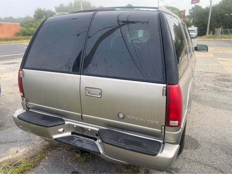2000 Cadillac Escalade 1st Gen - Image 3 of 6