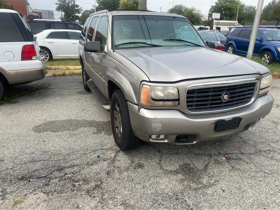 2000 Cadillac Escalade 1st Gen - Image 2 of 6