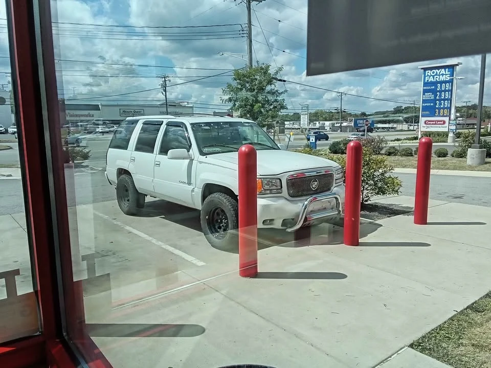 2000 Cadillac Escalade 1st Gen - Image 2 of 7