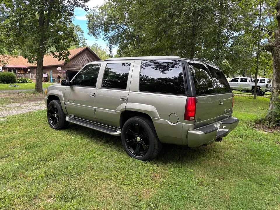 2000 Cadillac Escalade 1st Gen - Image 10 of 17