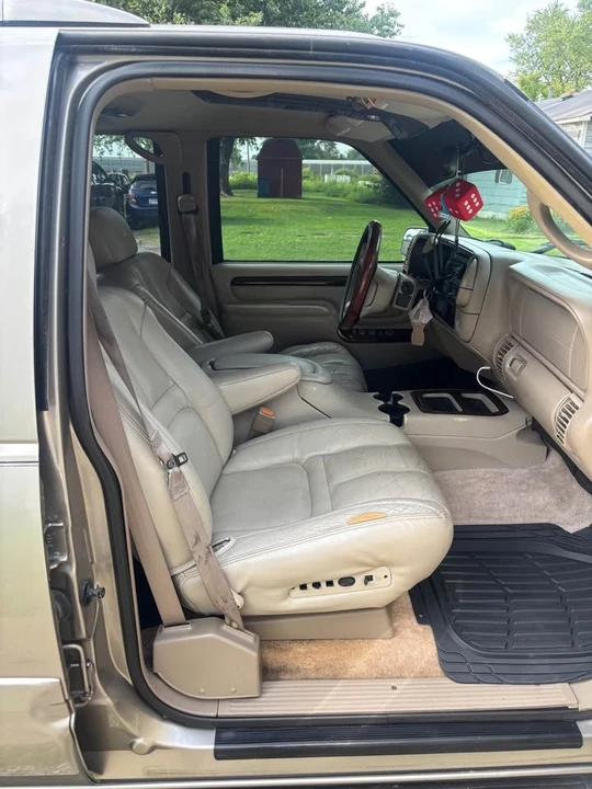 2000 Cadillac Escalade 1st Gen - Image 13 of 17
