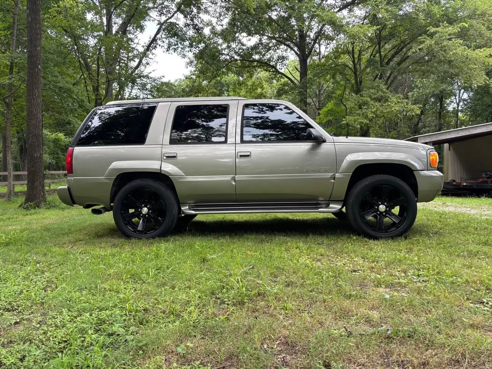 2000 Cadillac Escalade 1st Gen - Image 2 of 17