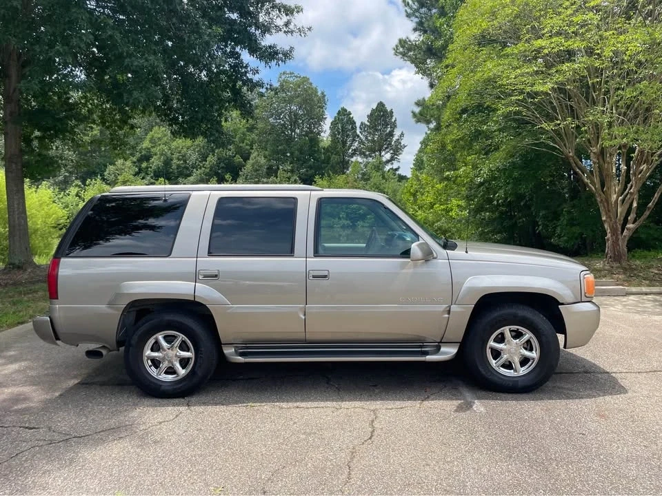 2000 Cadillac Escalade 1st Gen - Image 2 of 6
