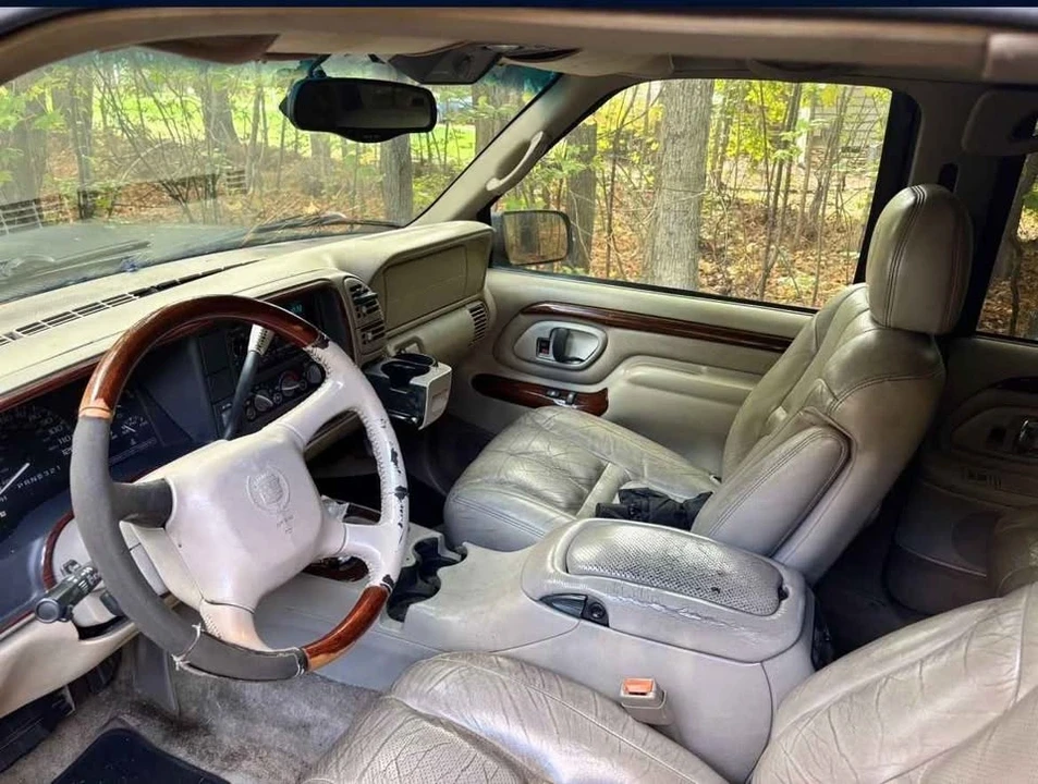 2000 Cadillac Escalade 1st Gen - Image 3 of 4